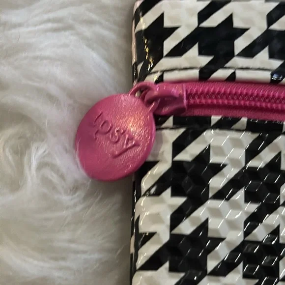 Houndstooth vinyl ipsy bag with pink zipper - Picture 3 of 3